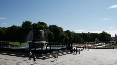 Vigeland heykel parkı Oslo Norveç 'teki çeşmenin etrafındaki kalabalıktan zaman daralıyor