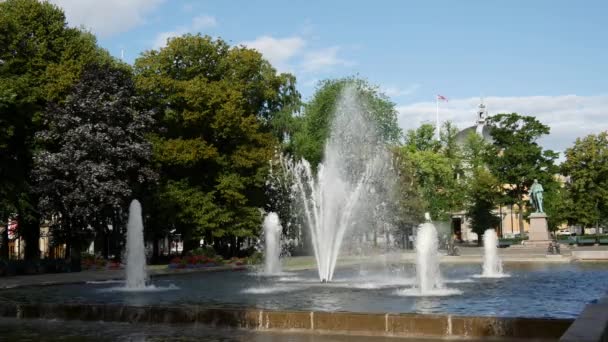 Fontana Con Teatro Nazionale Sullo Sfondo Oslo Norvegia — Video Stock