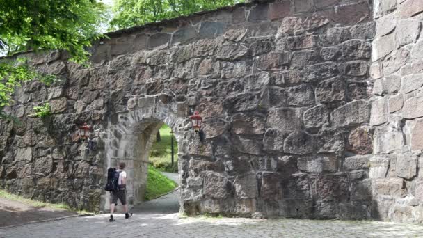 Backpacker Wandelen Het Akershus Fort Oslo Noorwegen — Stockvideo