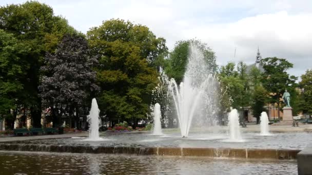 背景为国家剧院的喷泉挪威奥斯陆 — 图库视频影像