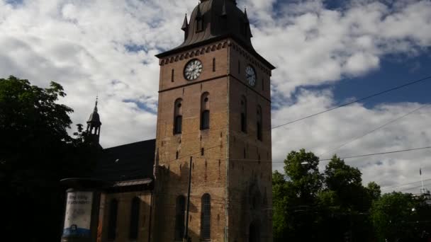 从奥斯陆大教堂向下倾斜到一辆经过的电车上 — 图库视频影像
