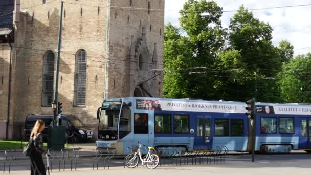 Tram Che Passa Davanti Alla Cattedrale Oslo Norvegia — Video Stock