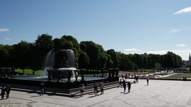 Multitud Alrededor Fuente Vigeland Parque Esculturas Oslo Noruega — Vídeo de stock