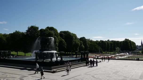 挪威奥斯陆维格兰雕塑公园喷泉周围人群中的时间流逝 — 图库视频影像
