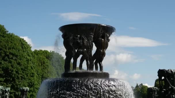 在挪威奥斯陆维格兰雕塑公园的喷泉附近 — 图库视频影像