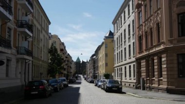Arka planda Kurbağa Kilisesi olan Oslo 'da bir sokak.