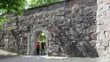 Oslo Norveç 'teki Akershus Kalesinde yürüyen turistler