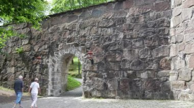 Oslo Norveç 'teki Akershus Kalesinde yürüyen turistler