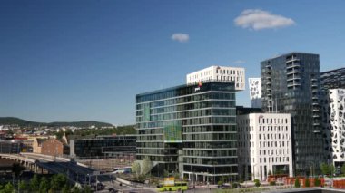 Norveç 'teki Oslo Operası' nın yanındaki modern ofis binaları