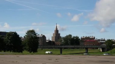 Riga 'nın arka planında Letonya Bilimler Akademisi ile trafikte zaman kaybı