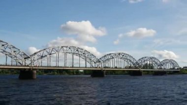 Riga Letonya 'daki Demiryolu Köprüsü' nden zaman aşımı