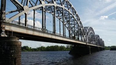 Riga Letonya 'daki Demiryolu Köprüsü' nden geçen eski bir lokomotif