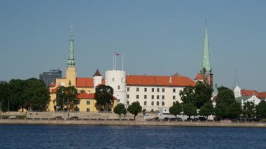 Daugava Nehri kıyısındaki Riga Kalesi.