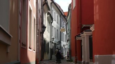 Riga Letonya 'nın Eski Kasabasında yürüyen turistler