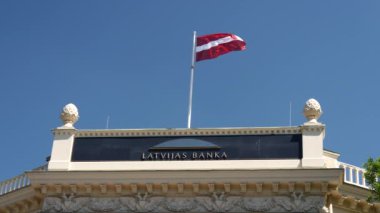 Letonya Bankası 'nda Letonya bayrağı