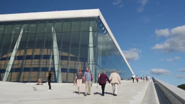 Tijdsverloop Van Mensen Het Oslo Opera House Noorwegen — Stockvideo