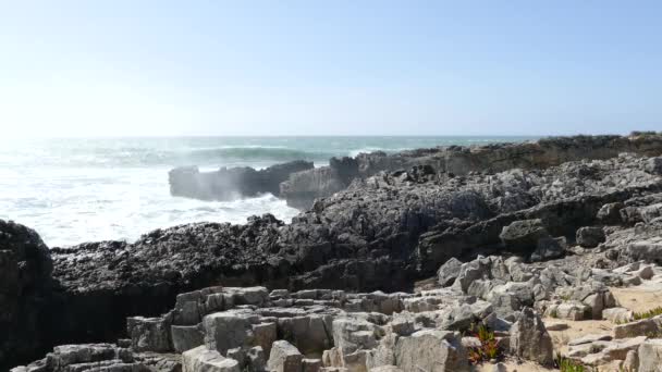 Хвилі Розбиваються Скелясте Узбережжя Sintra Cascais Natural Park Португалії — стокове відео
