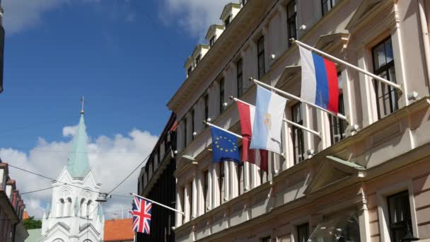 Bandeiras Com Igreja Santa Maria Madalena Riga Letónia — Vídeo de Stock