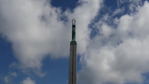 Time Lapse Freedom Monument Een Gedenkteken Gelegen Riga Letland — Stockvideo