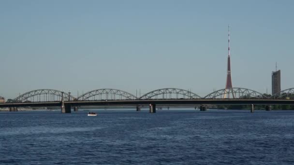 Río Daugava Puente Ferroviario Torre Radio Televisión Riga — Vídeo de stock