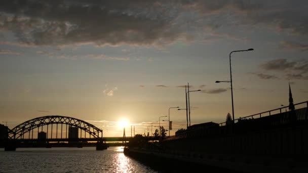 Zeitraffer Von Der Eisenbahnbrücke Bei Sonnenuntergang Riga Lettland — Stockvideo