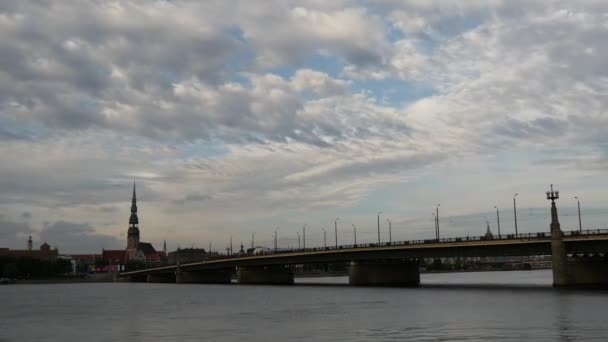 从位于拉脱维亚里加的圣彼得教堂背景的石桥和多加瓦河开始的时间流逝 — 图库视频影像