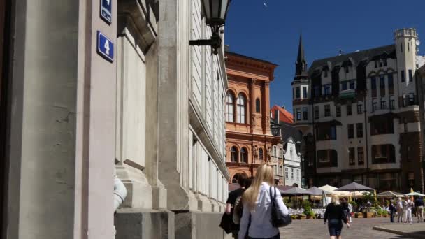 Mensen Wandelen Oude Binnenstad Van Riga Letland — Stockvideo