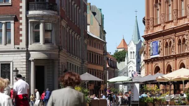 Pessoas Caminhando Cidade Velha Riga Letónia — Vídeo de Stock