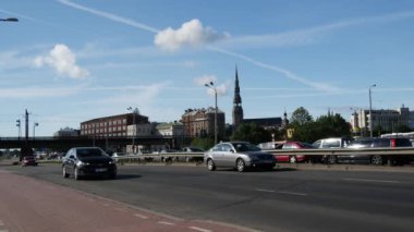 Riga Letonya 'nın arka planında St. Peter Kilisesi trafiği
