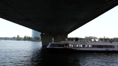 Riga 'daki Vanu Köprüsü' nün altında