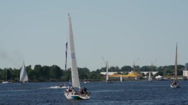 Riga Letonya 'daki Daugava Nehri' nde yelkenliler.