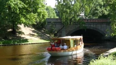 Bastion Hill Park Riga Letonya 'daki Pilsetas Kanalları' ndan geçen küçük bir yolcu gemisi.