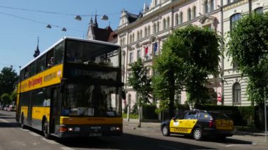 Riga 'daki Art Nouveau apartmanlarıyla Albert Caddesi' nden geçen bir gezi otobüsü.