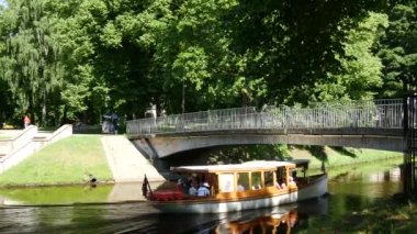 Kronvalda Parks Riga Letonya 'daki Pilsetas Kanalları' ndan geçen küçük bir yolcu gemisi.