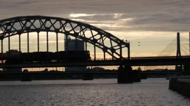 Riga Letonya 'da gün batımında Demiryolu Köprüsü' nde zaman aşımı
