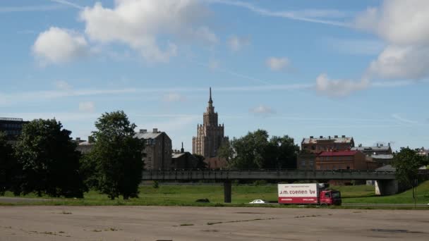 Tráfico Con Academia Ciencias Letonia Fondo Riga — Vídeo de stock