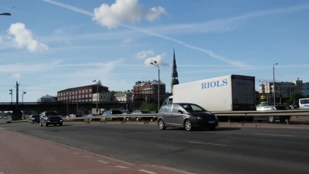 Treno Auto Con Chiesa San Pietro Sullo Sfondo Riga Lettonia — Video Stock