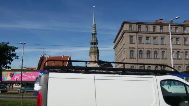 Tram Auto Con Chiesa San Pietro Sullo Sfondo Riga Lettonia — Video Stock