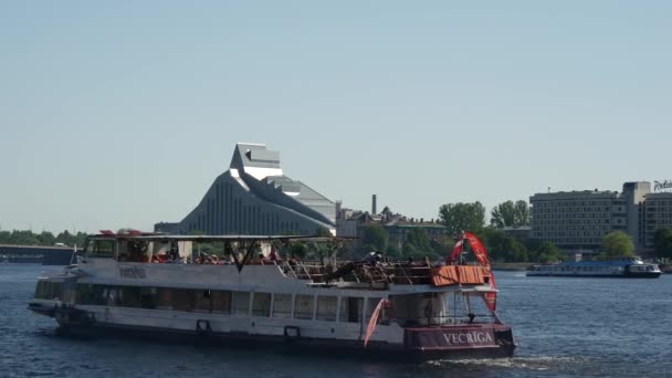 Nave Crociera Sul Fiume Daugava Con Biblioteca Nazionale Latvia Sullo — Video Stock