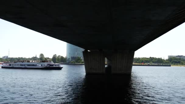 Navigare Sotto Ponte Vanu Riga — Video Stock