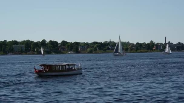 Riga Letonya Daki Daugava Nehri Nde Küçük Bir Yolcu Gemisi — Stok video