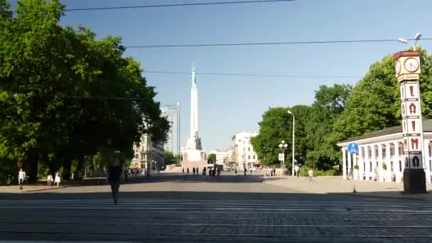 Tijdsverloop Van Menigte Verkeer Rond Het Vrijheidsmonument Riga Letland — Stockvideo