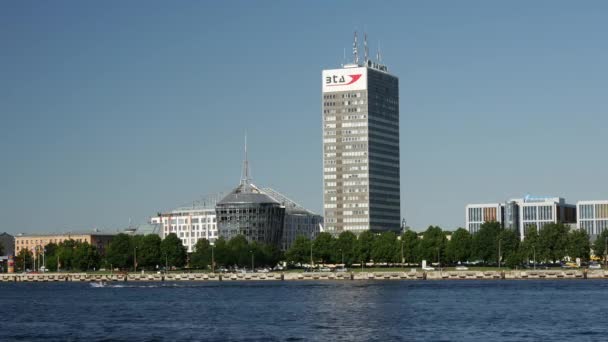 Moderna Affärsbyggnader Vid Floden Daugava Riga Lettland — Stockvideo