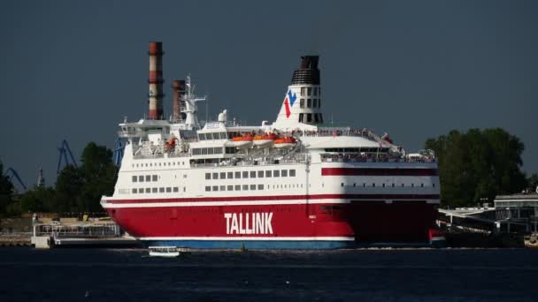 Pequeño Crucero Junto Gran Ferry Tallink Riga — Vídeos de Stock