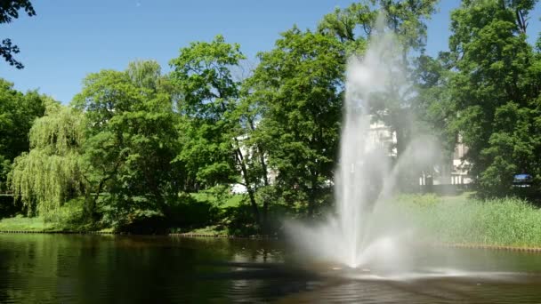 Fountain Pilsetas Kanals Bastion Hill Park Рига Латвія — стокове відео