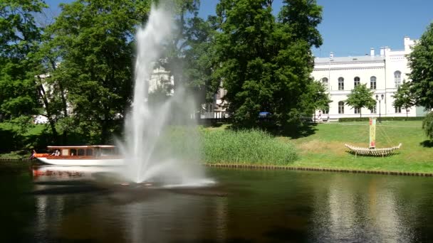 在拉脱维亚里加堡垒山公园皮尔塞达斯运河的游轮 — 图库视频影像