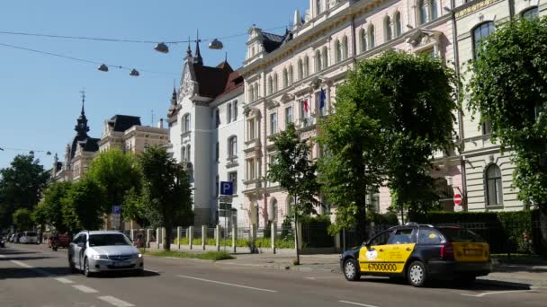 Traffic Och Art Nouveau Lägenhetsbyggnader Albert Street Riga — Stockvideo