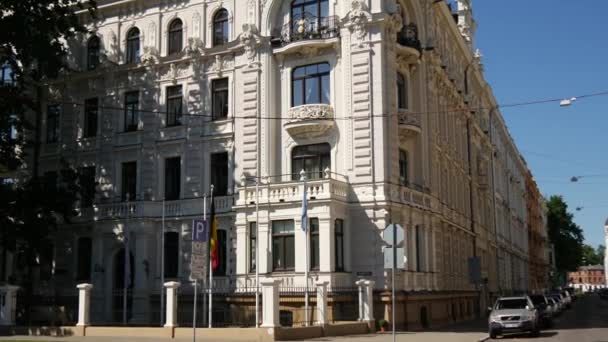 Inclinación Desde Edificio Del Consulado Bélgica Albert Street Riga — Vídeo de stock