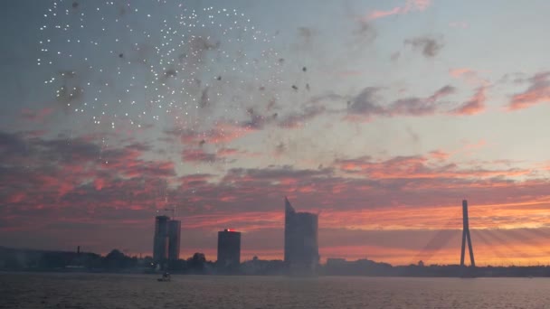 Fogos Artifício Durante Pôr Sol Riga Com Ponte Vanus Letónia — Vídeo de Stock