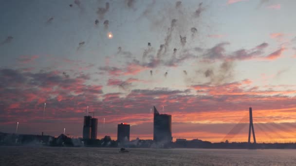 Fogos Artifício Durante Pôr Sol Riga Com Ponte Vanus Letónia — Vídeo de Stock